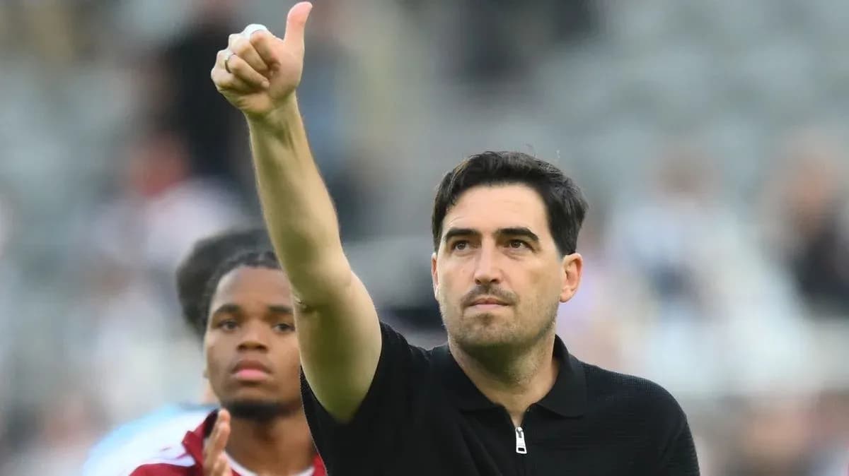 Entrenador levantando el pulgar durante el partido