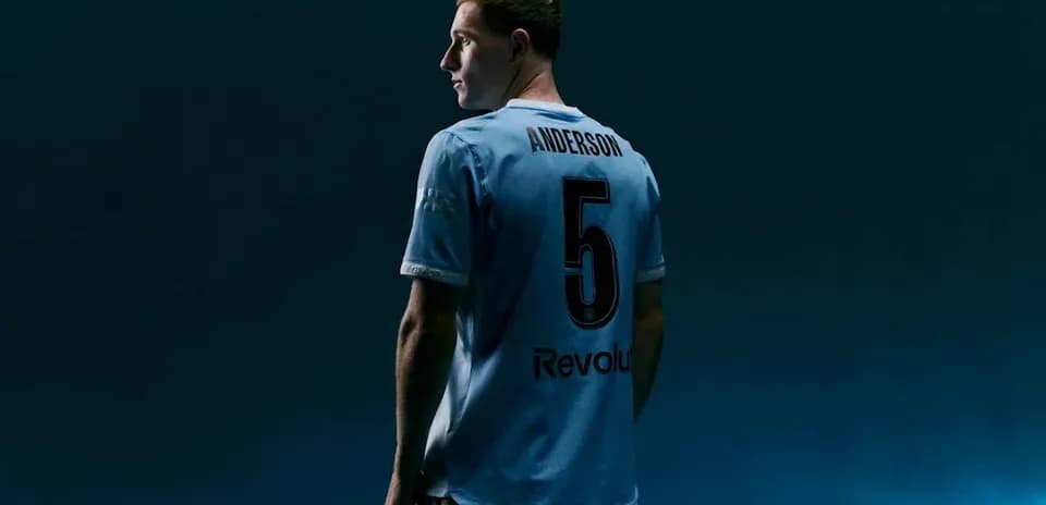 Jugador con camiseta azul mirando hacia atrás