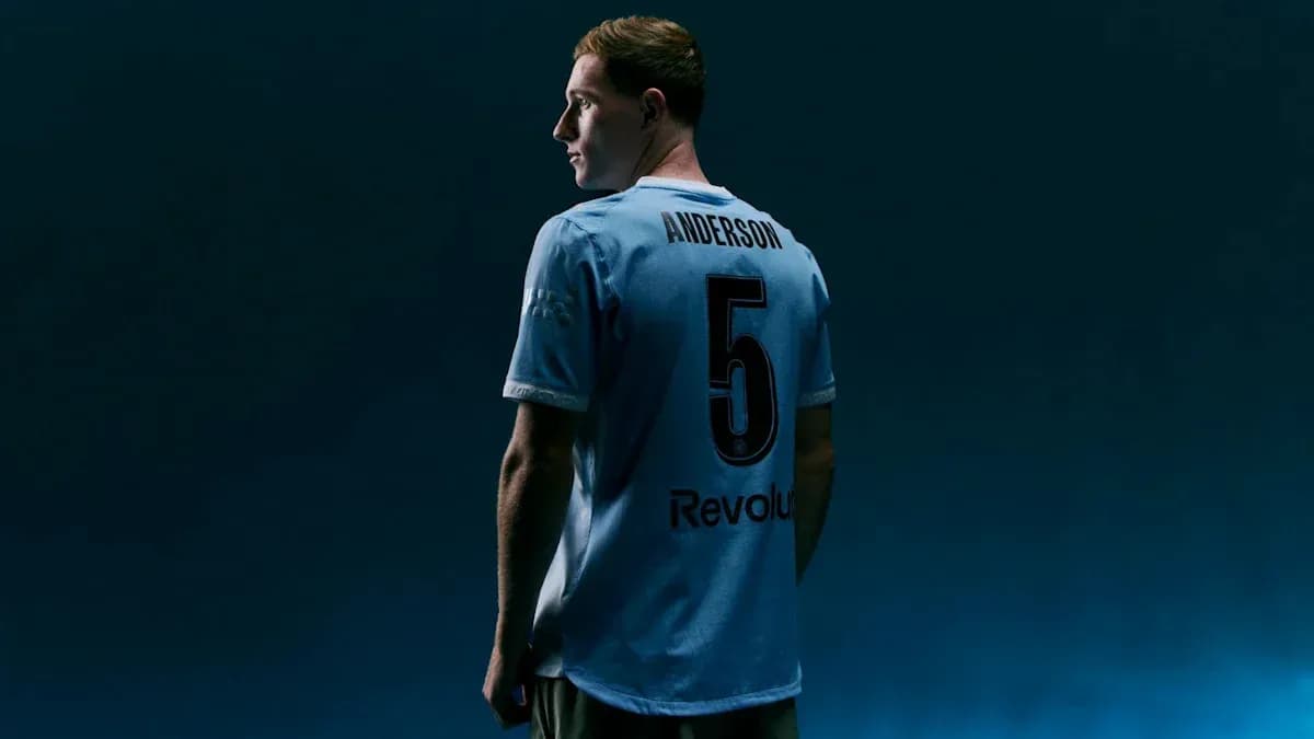 Jugador con camiseta azul mirando hacia atrás