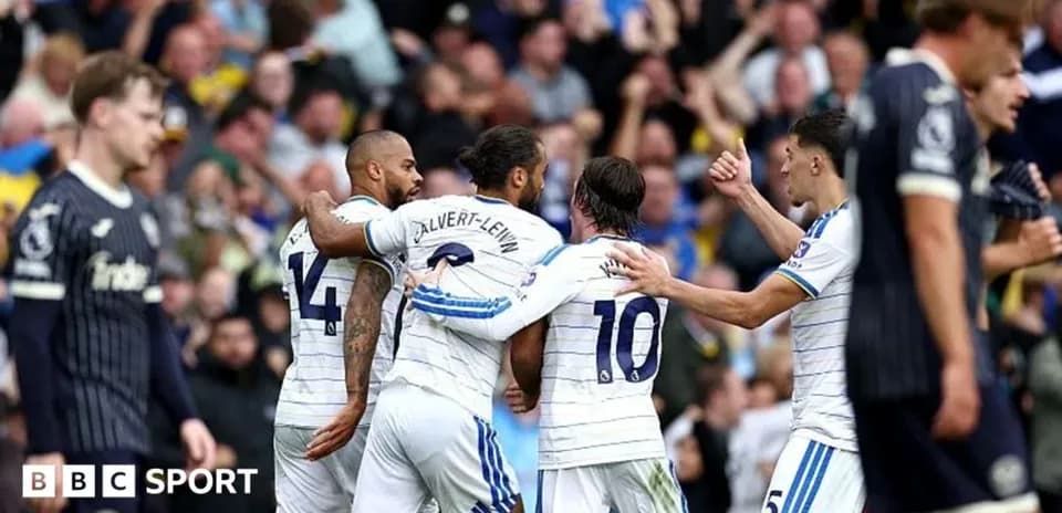 Jugadores celebrando un gol en el partido