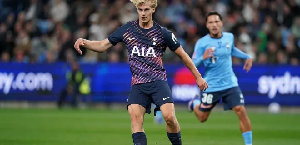 Jugador de Tottenham avanzando con el balón en el campo