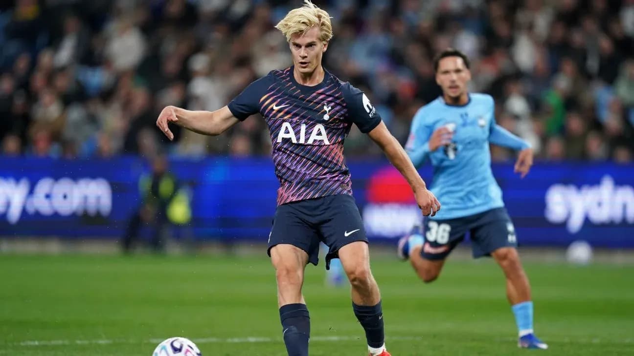 Jugador de Tottenham avanzando con el balón en el campo