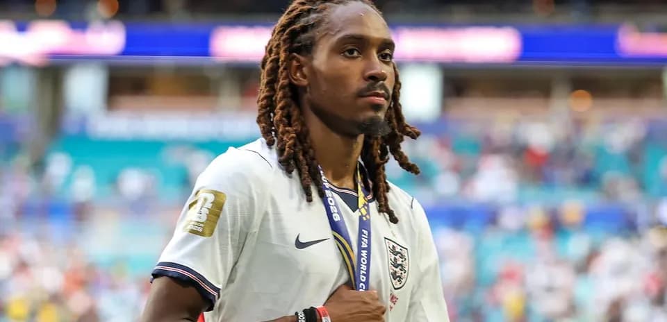 Jugador de Inglaterra saliendo del campo con medalla