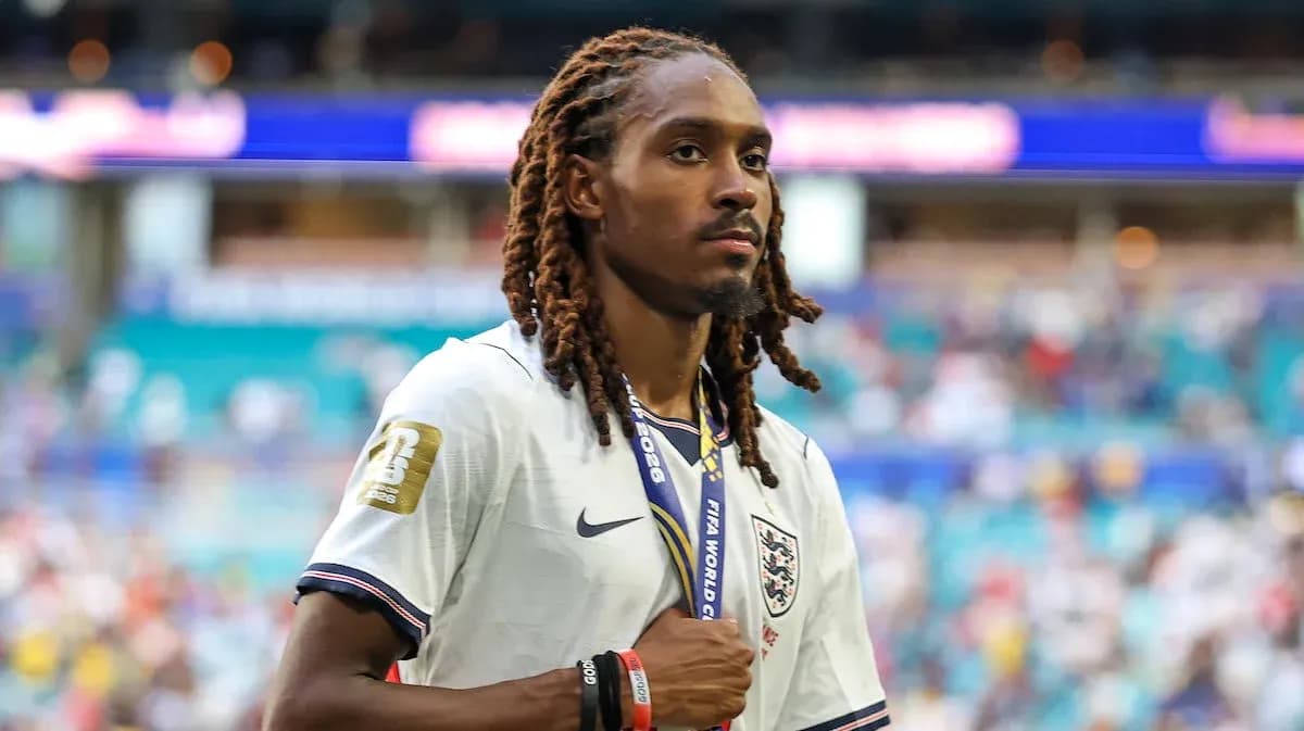 Jugador de Inglaterra saliendo del campo con medalla