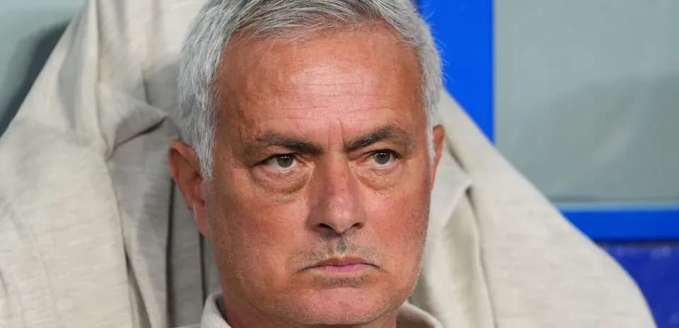 Entrenador sentado en el banquillo durante el partido