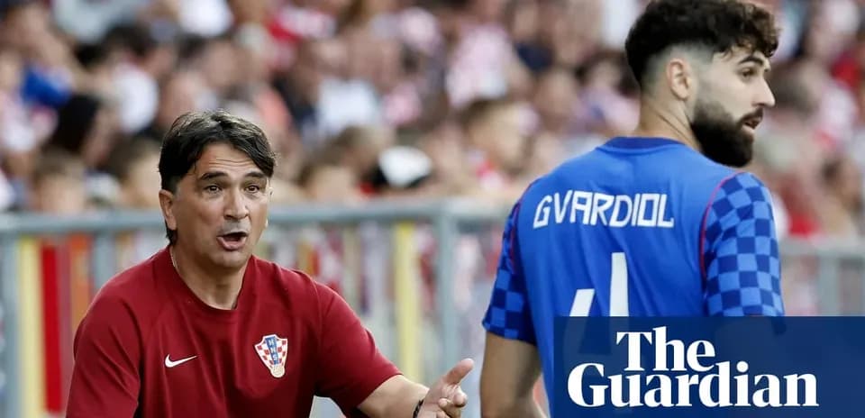 Entrenador de Croacia hablando con jugador en el banquillo