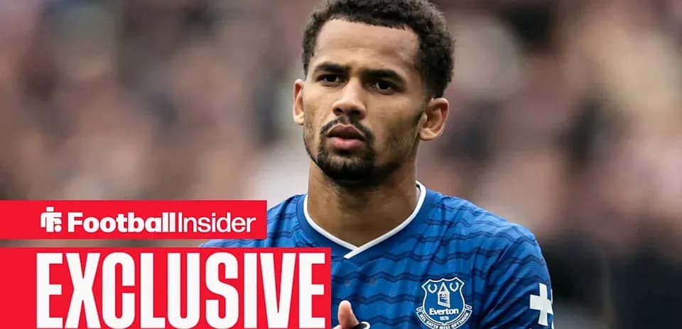 Jugador de Everton en uniforme azul durante partido