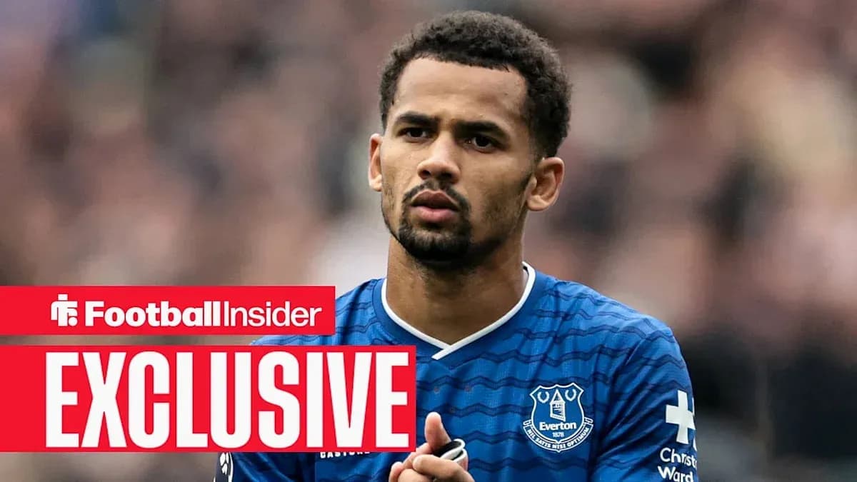 Jugador de Everton en uniforme azul durante partido