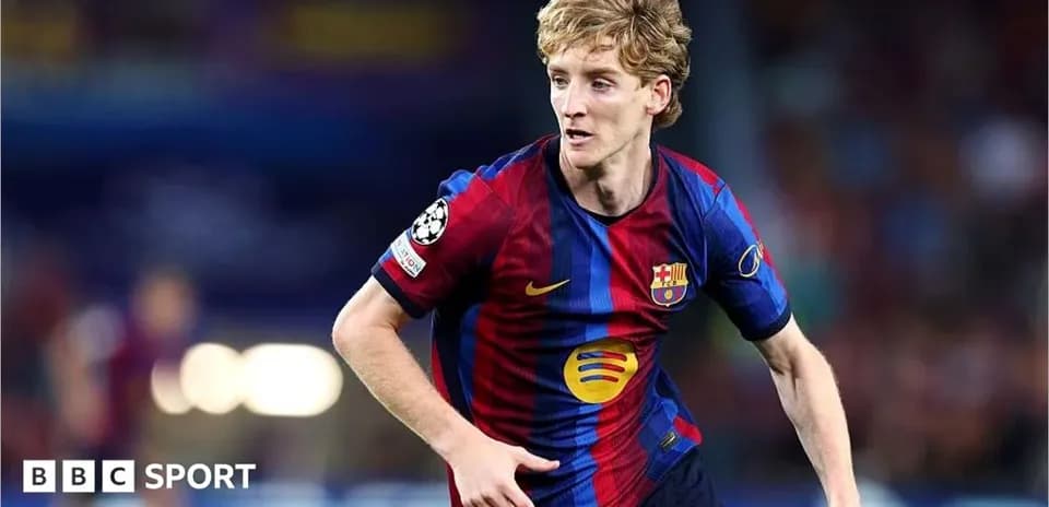 Jugador del Barcelona corriendo en el campo