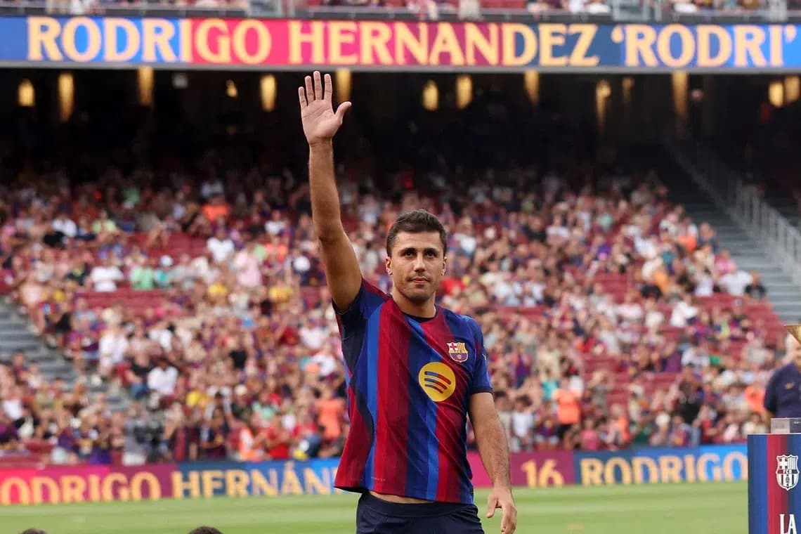 Jugador saludando a la afición en el estadio