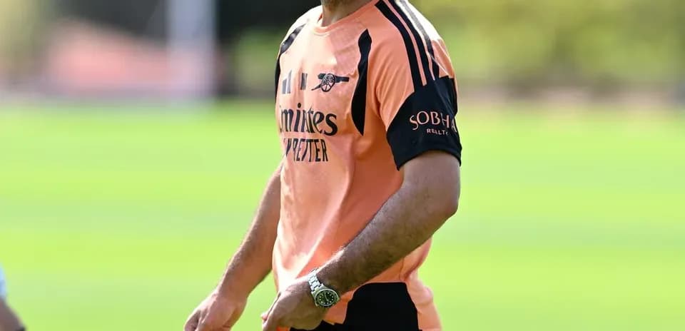 Entrenador sonriente dirigiendo sesión de entrenamiento