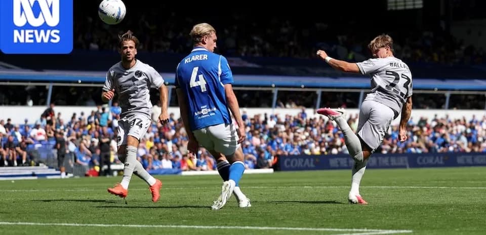 Jugador disparando a puerta durante el partido de fútbol
