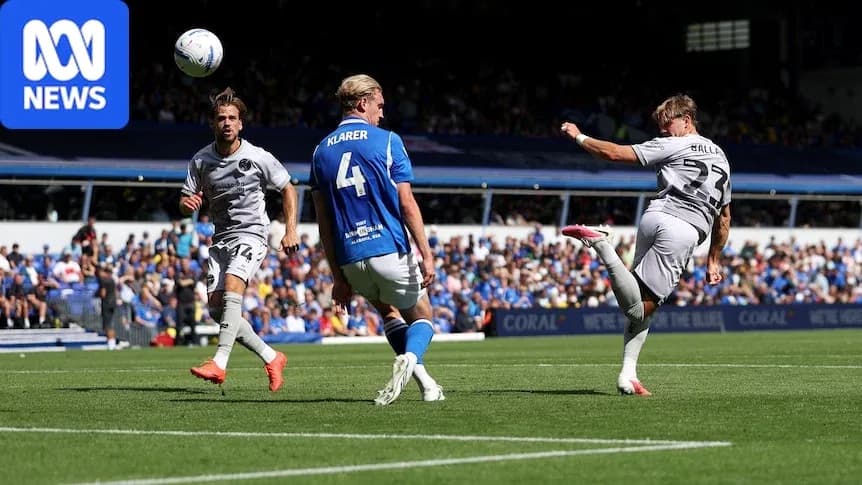 Jugador disparando a puerta durante el partido de fútbol