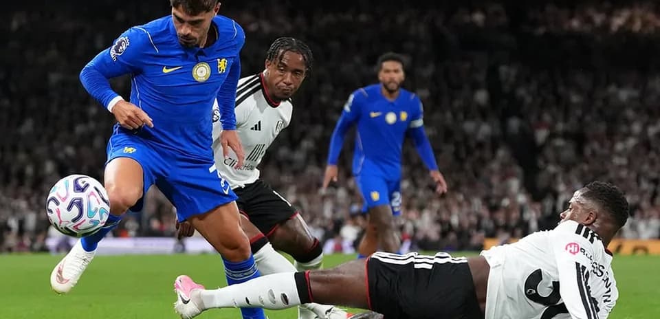 Jugador de Chelsea driblando en partido contra Fulham