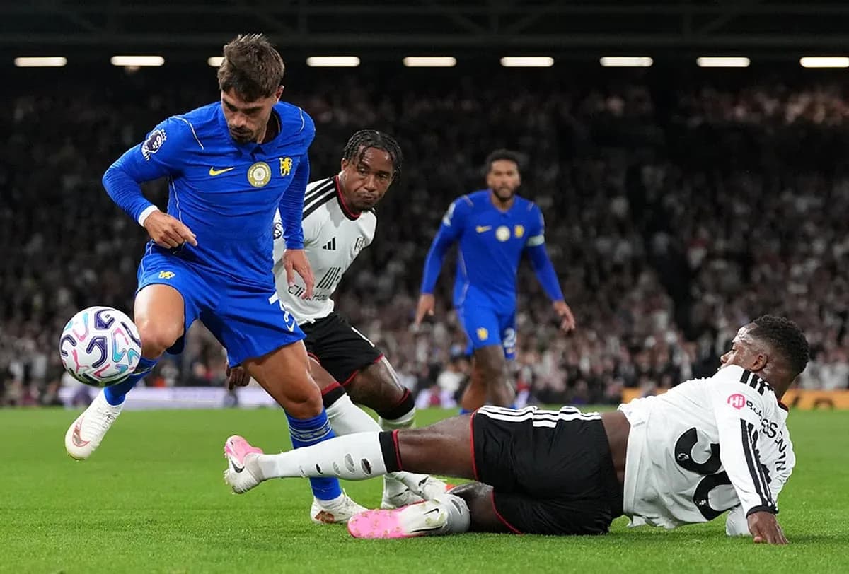 Jugador de Chelsea driblando en partido contra Fulham