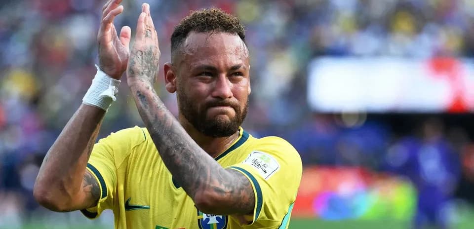 Neymar aplaudiendo a la afición tras el partido