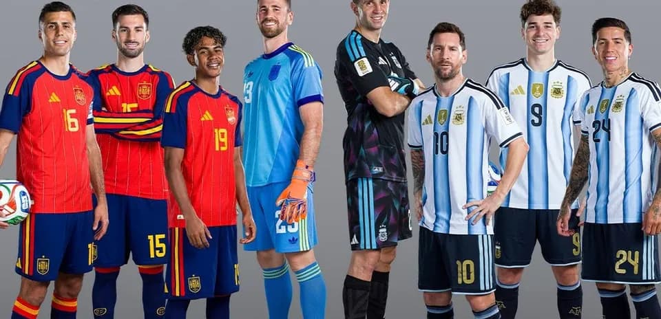 Jugadores de España y Argentina en uniforme