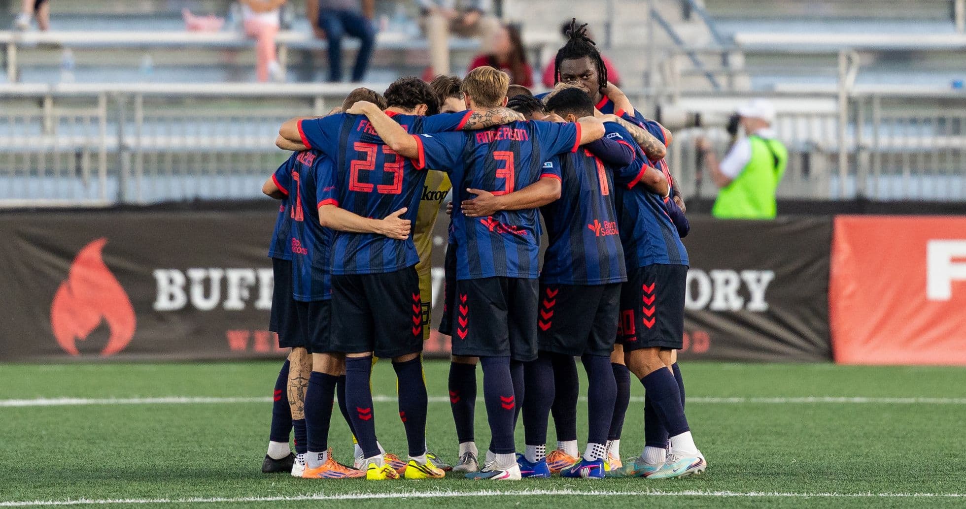 Jugadores de Loudoun United en un círculo