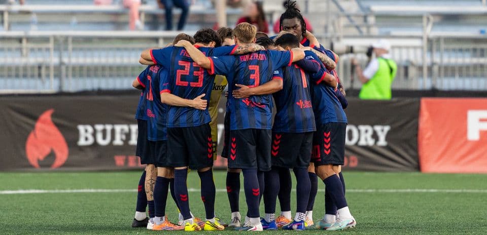 Jugadores de Loudoun United en un círculo
