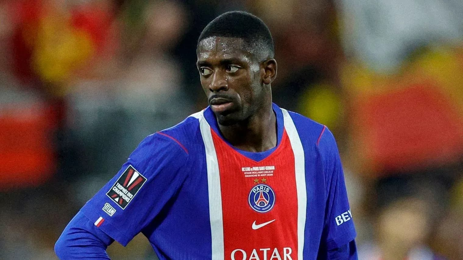 Jugador de PSG con camiseta durante partido