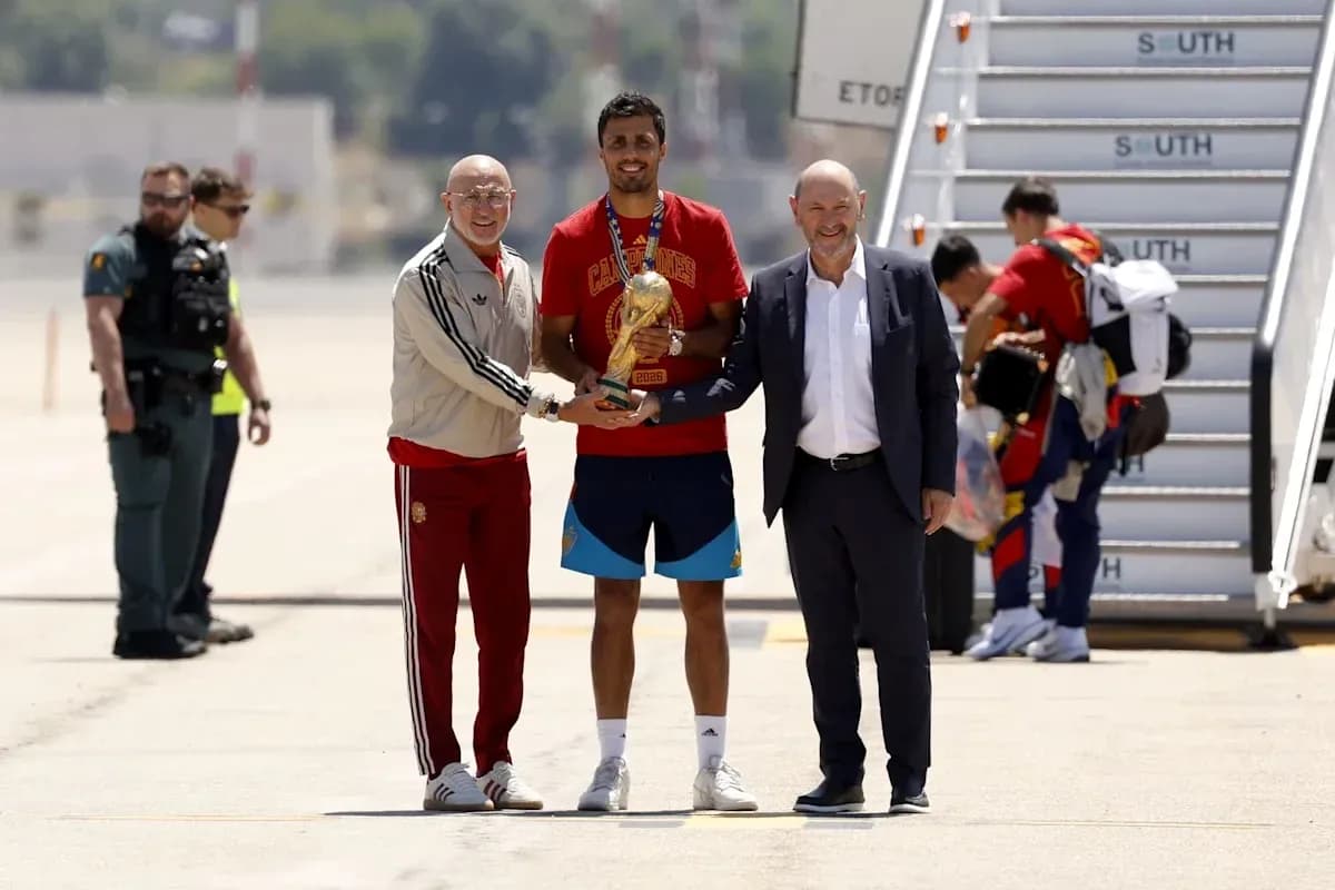 Jugadores recibiendo trofeo en el aeropuerto