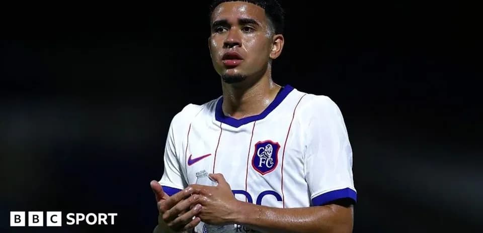 Jugador sosteniendo agua durante partido de fútbol