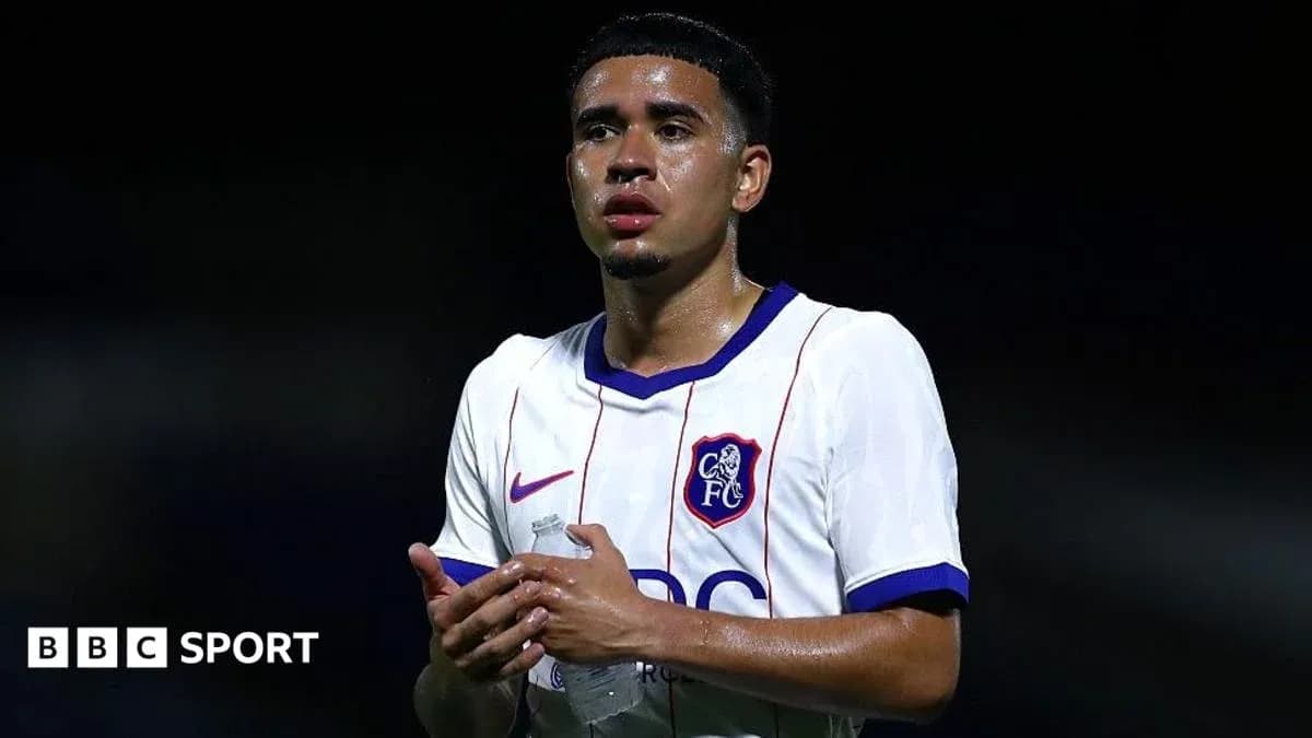 Jugador sosteniendo agua durante partido de fútbol