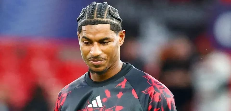 Jugador con trenzas en uniforme de calentamiento