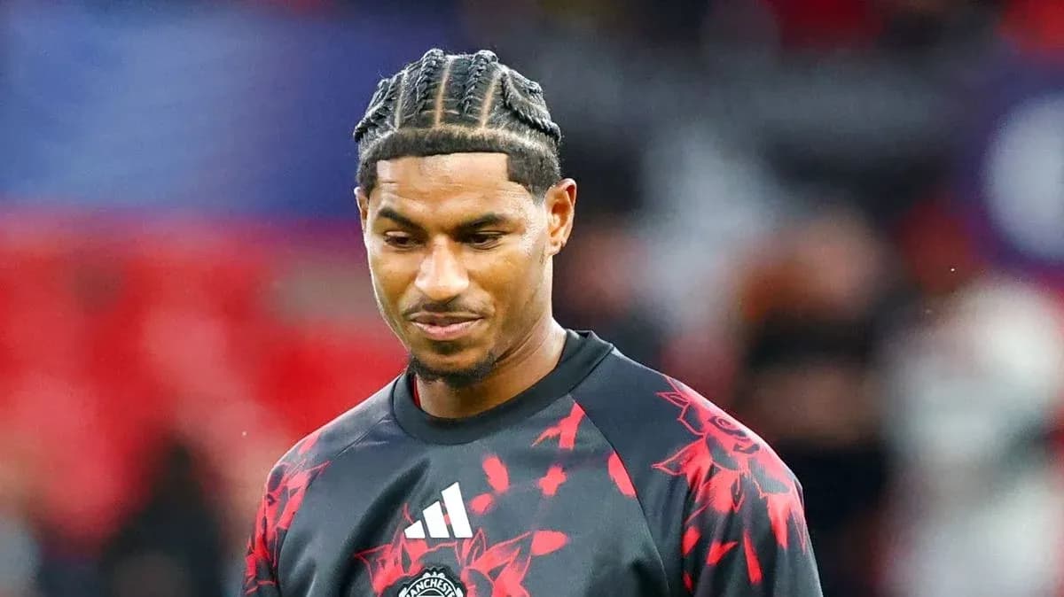 Jugador con trenzas en uniforme de calentamiento