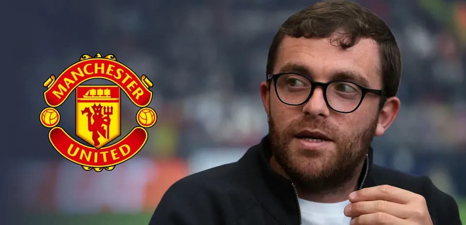 Persona hablando con el logo de Manchester United de fondo