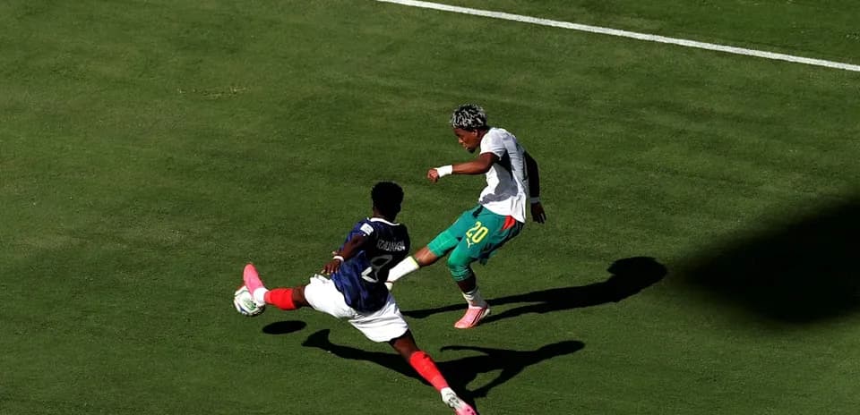Jugador esquivando a un oponente en el campo