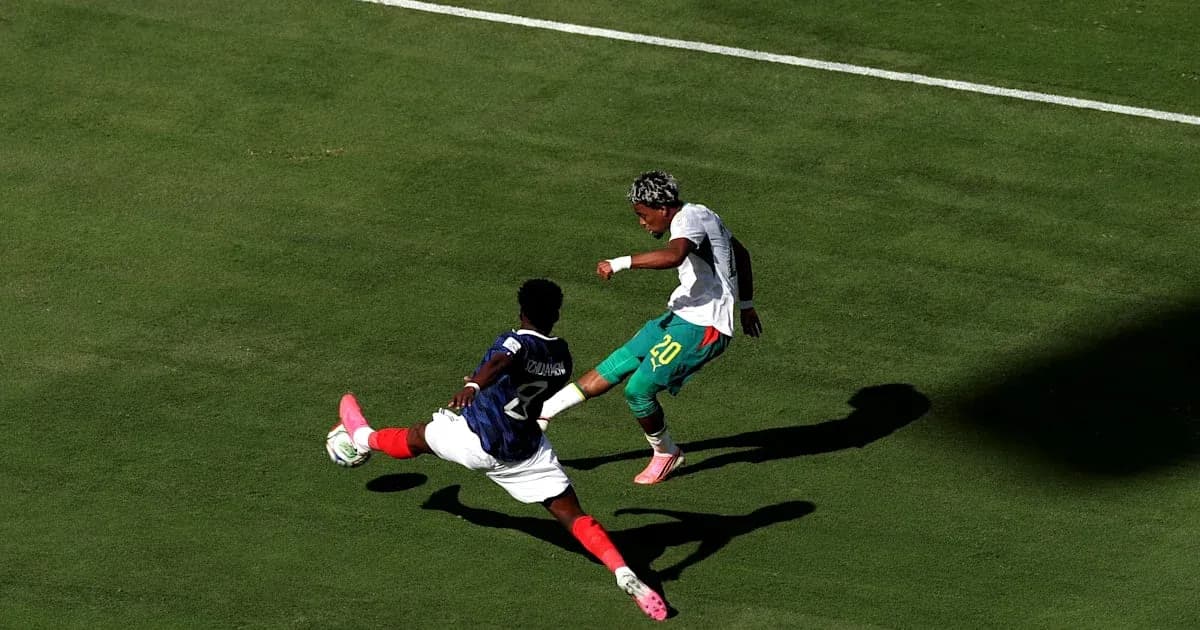 Jugador esquivando a un oponente en el campo