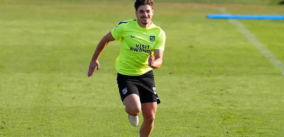 Jugador de Atlético de Madrid corriendo durante entrenamiento