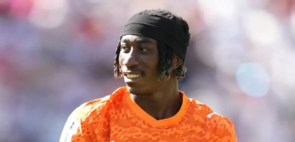 Jugador con camiseta naranja durante partido de fútbol