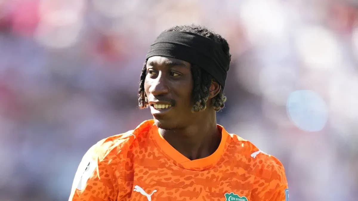 Jugador con camiseta naranja durante partido de fútbol