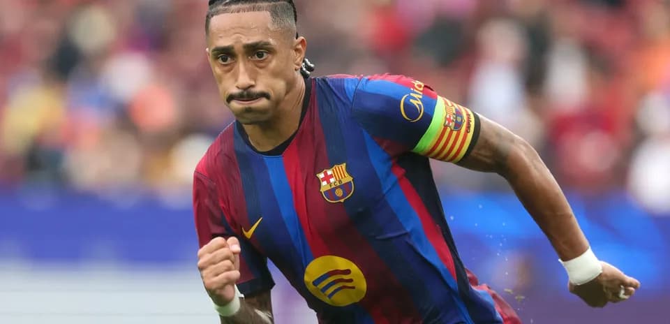 Jugador de Barcelona corriendo en el campo
