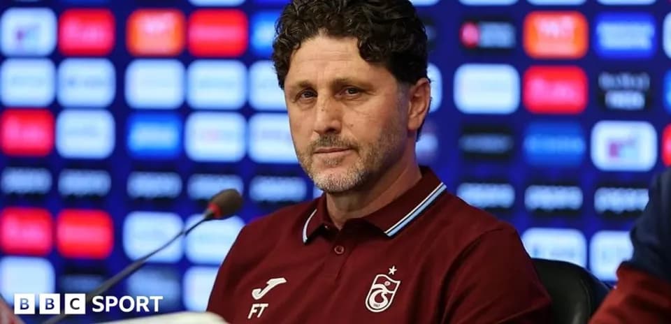 Entrenador en conferencia de prensa ante medios