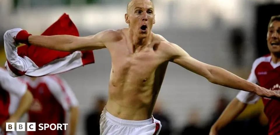 Jugador celebrando sin camiseta en el campo