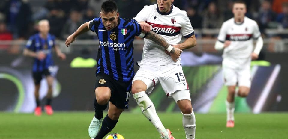 Luchador de Bologna e Inter en el partido