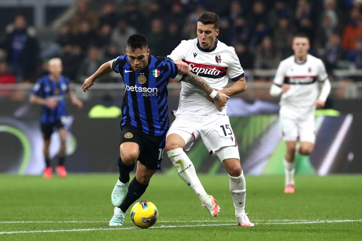 Luchador de Bologna e Inter en el partido