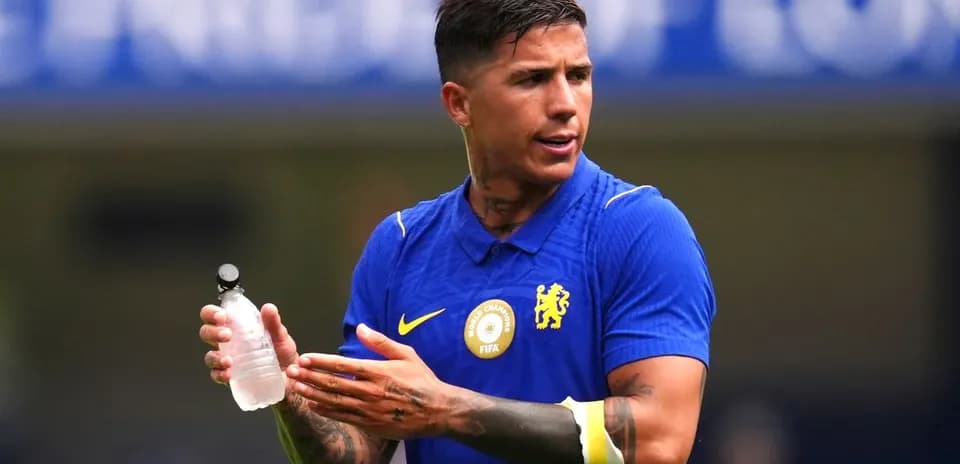 Jugador de Chelsea sosteniendo botella de agua