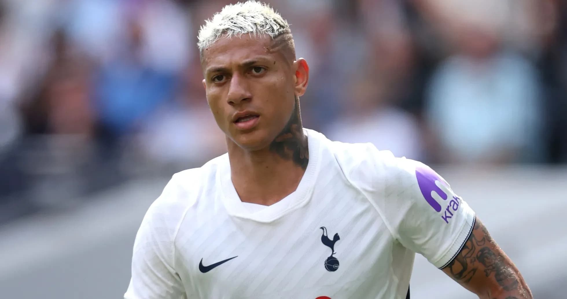 Jugador de Tottenham corriendo en el campo