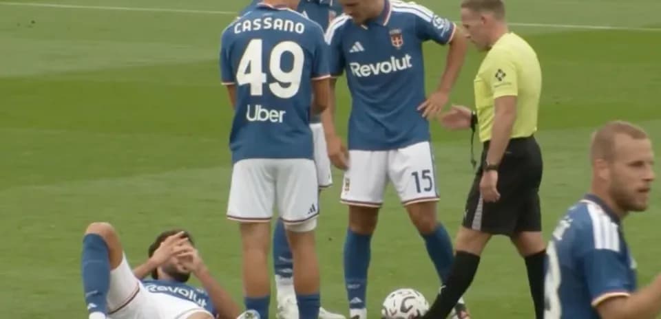 Jugadores de fútbol discutiendo con el árbitro
