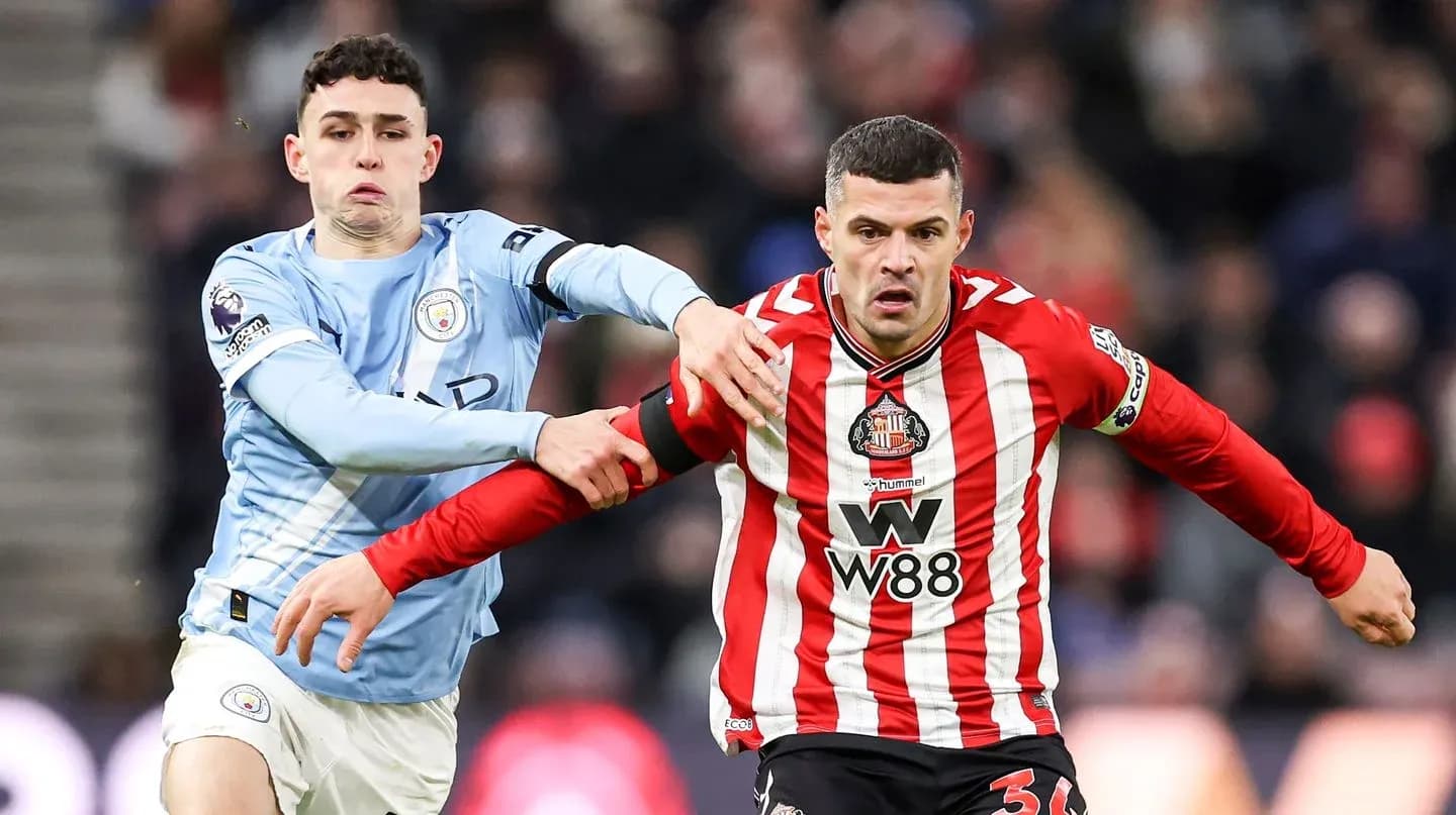 Jugador de Manchester City persigue a jugador de Sunderland