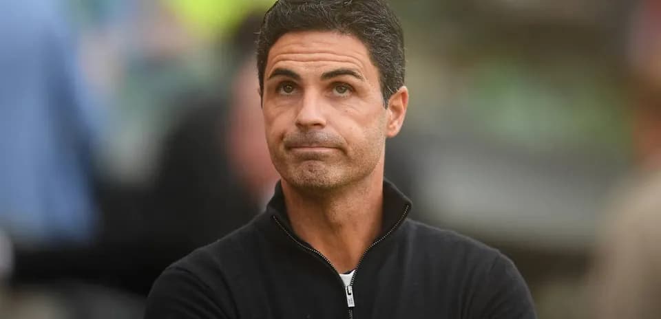 Entrenador observando el juego desde la línea de banda
