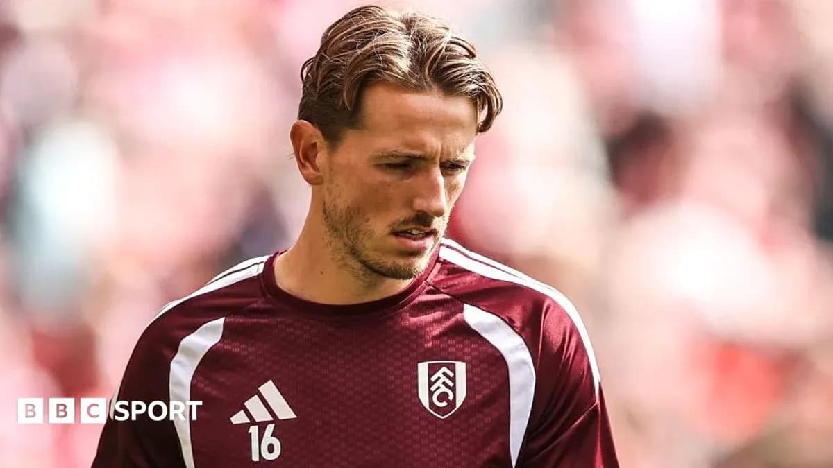 Jugador de Fulham con camiseta marrón en el campo