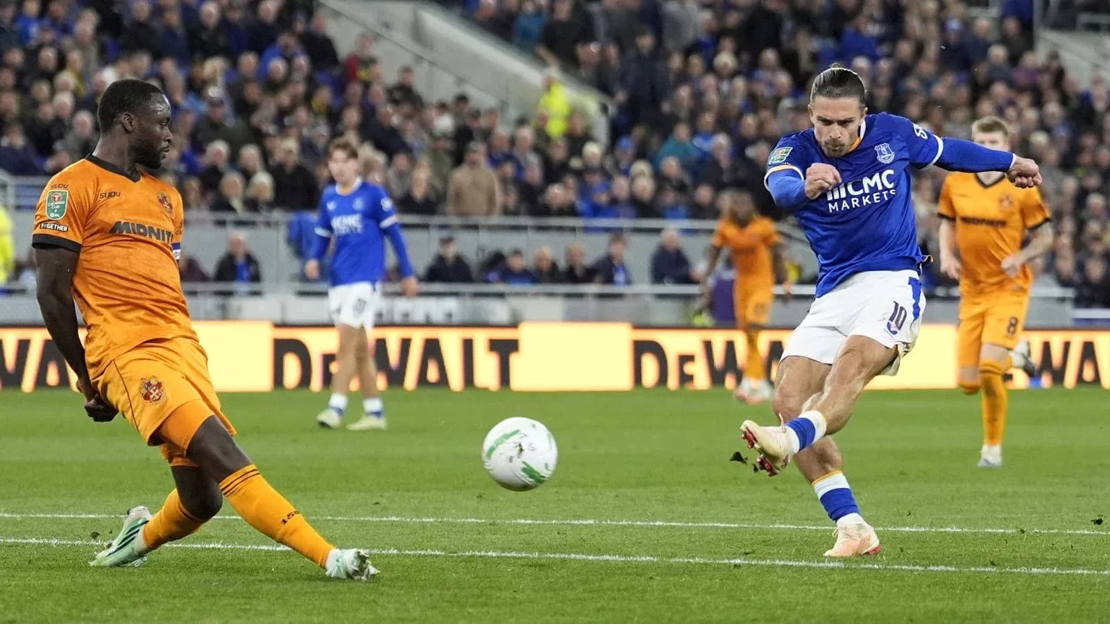 Jugador de Everton disparando a puerta durante el partido