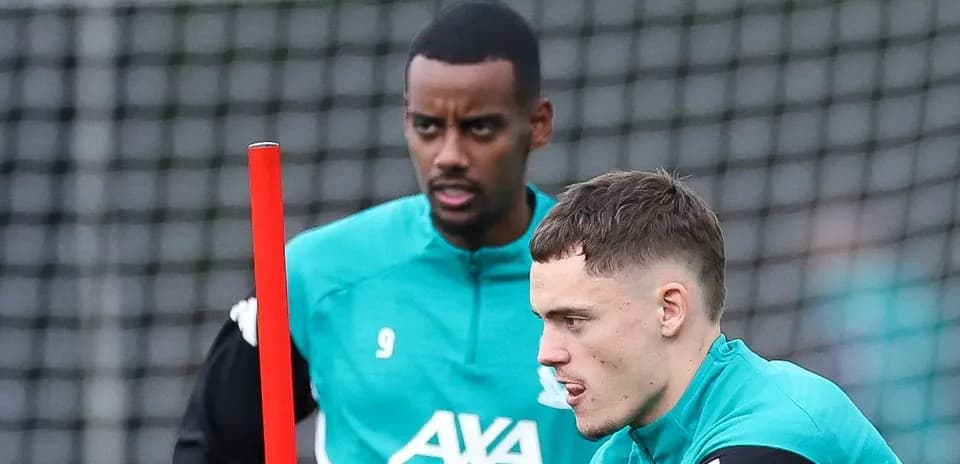 Jugadores entrenando en el campo de fútbol