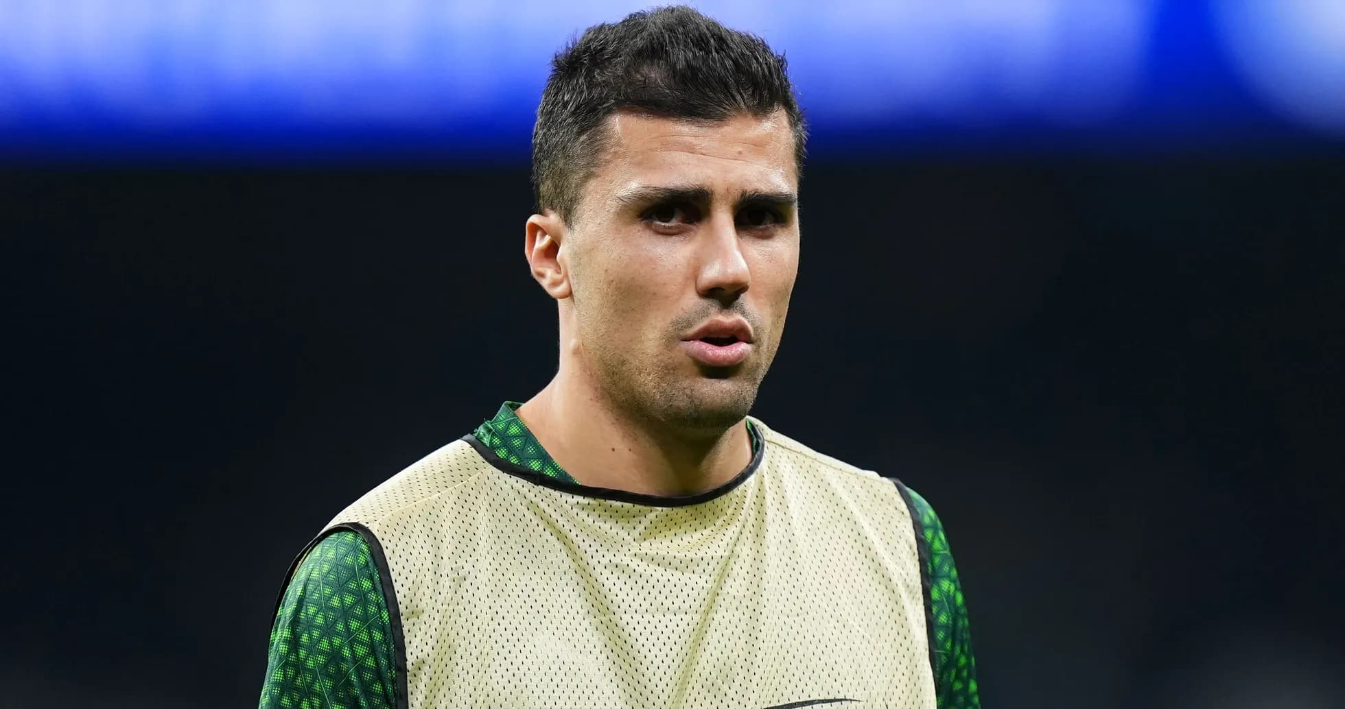 Jugador en calentamiento con pechera en el campo