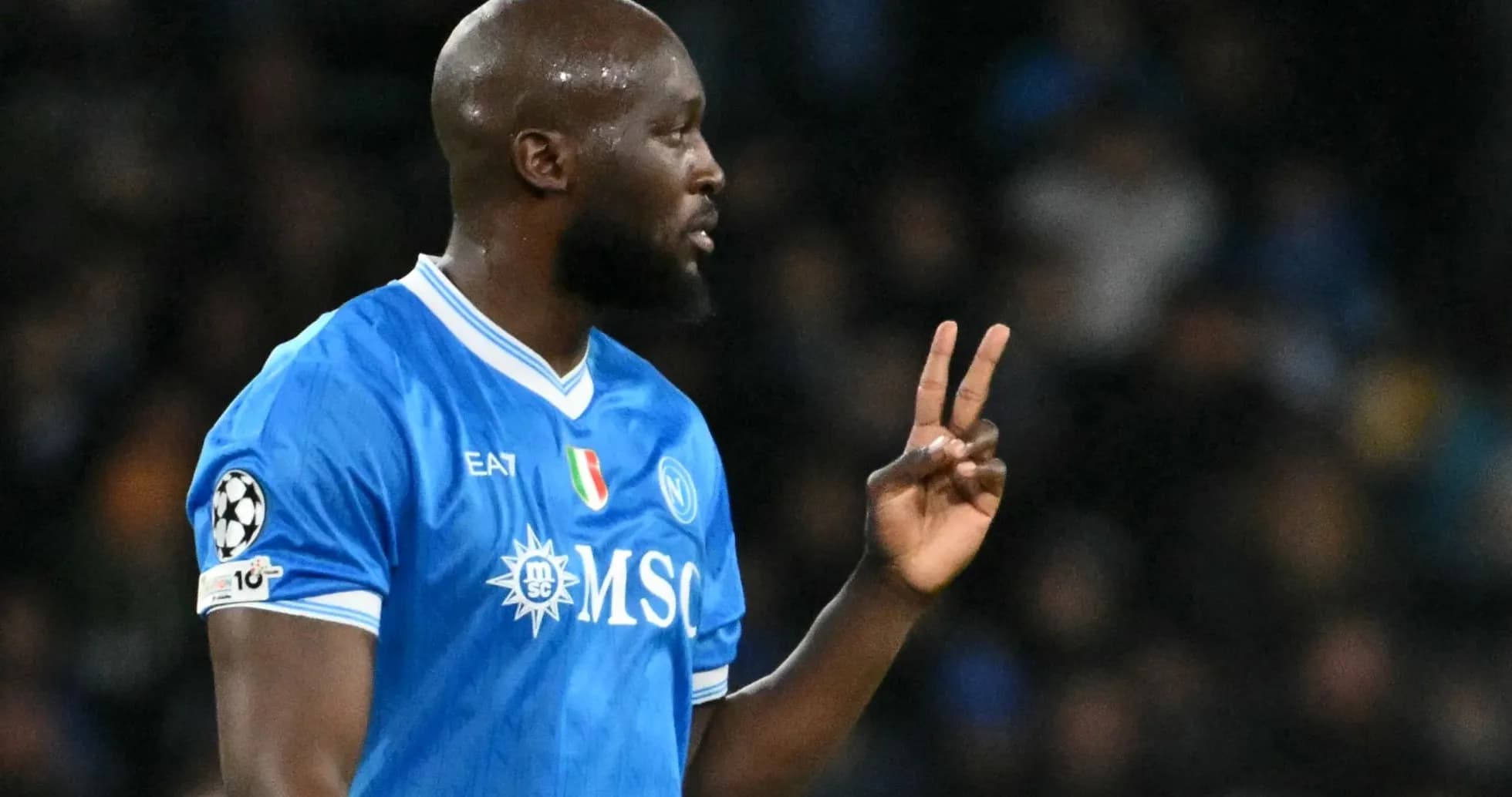 Jugador de Napoli mostrando dos dedos durante el partido